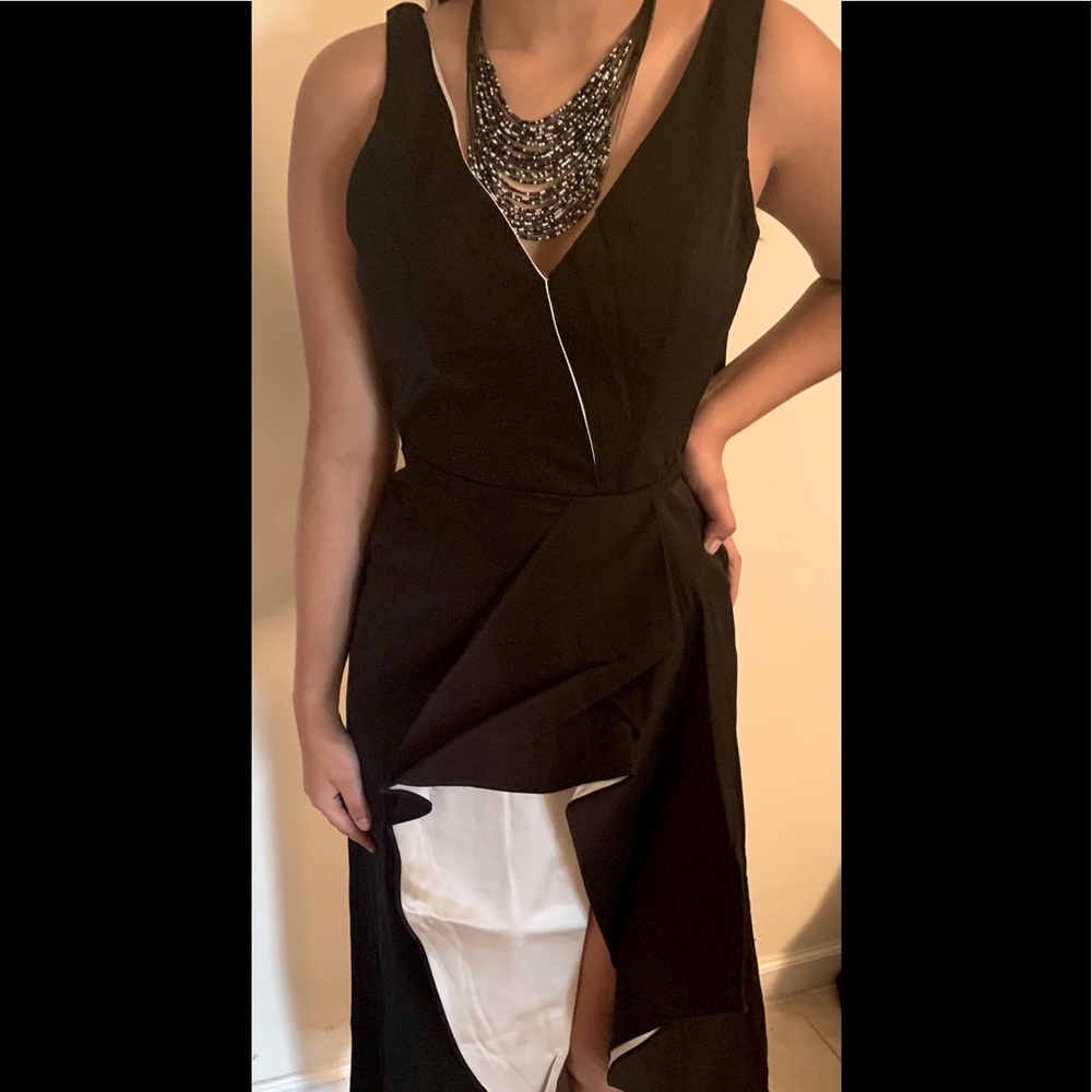 Bello vestido negro marca beulah